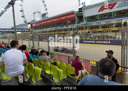 La grande ruota chiamato Singapore Flyer lungo con Pit Grandstand in FORMULA ONE Grand Prix 2018 in Singapore Repubblica di Singapore Asia Foto Stock