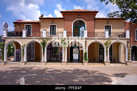 Architettura stile italiano. Passaggio pedonale ad arco dell'area dello shopping in stile italiano presso la città di Como resort; Silverlake; Pattaya; Thailandia; Asia sudorientale Foto Stock