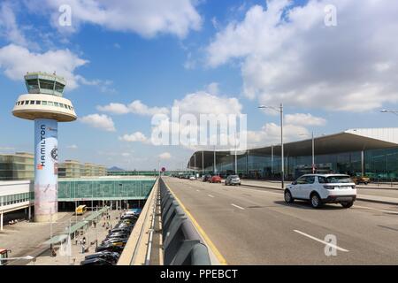 Barcellona, Spagna - 11 Giugno 2018: Aeroporto di Barcellona Terminal 1 con torre in Spagna. | Utilizzo di tutto il mondo Foto Stock