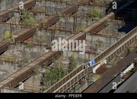 La trasformazione di un ex ferriere e un maggese industriale per il parco paesaggistico Duisburg-Nord, un parco pubblico e un monumento industriale, il minerale bunker e passerella | Utilizzo di tutto il mondo Foto Stock