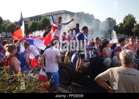 I sostenitori di les Bleus celebrare il vincitore della Coppa del Mondo FIFA, luglio 2018, Honfleur Normandia Francia Foto Stock