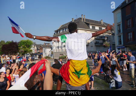 I sostenitori di les Bleus celebrare il vincitore della Coppa del Mondo FIFA, luglio 2018, Honfleur Normandia Francia Foto Stock