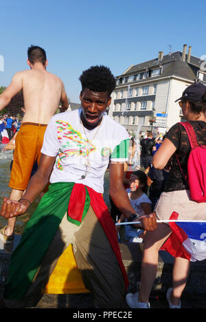 I sostenitori di les Bleus celebrare il vincitore della Coppa del Mondo FIFA, luglio 2018, Honfleur Normandia Francia Foto Stock