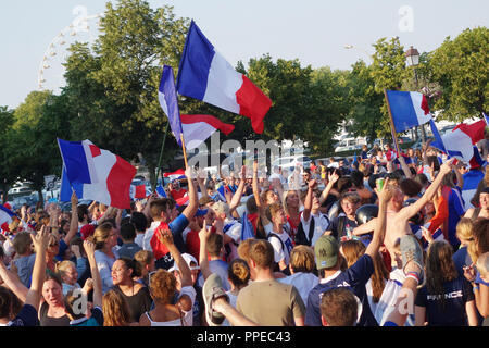 I sostenitori di les Bleus celebrare il vincitore della Coppa del Mondo FIFA, luglio 2018, Honfleur Normandia Francia Foto Stock