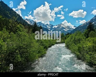 Flusso veloce fiume di montagna di fronte alpino ridge, Algovia Alpi, Baviera, Germania | Utilizzo di tutto il mondo Foto Stock