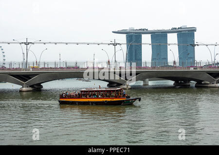 Turismo Crociera in Barca nella Baia di Marina con Esplanade Drive e il Marina Bay Sands Hotel complesso in Singapore Repubblica di Singapore Asia Foto Stock