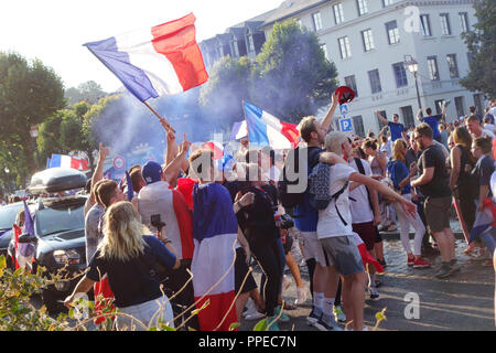 I sostenitori di les Bleus celebrare il vincitore della Coppa del Mondo FIFA, luglio 2018, Honfleur Normandia Francia Foto Stock