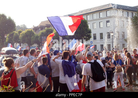 I sostenitori di les Bleus celebrare il vincitore della Coppa del Mondo FIFA, luglio 2018, Honfleur Normandia Francia Foto Stock