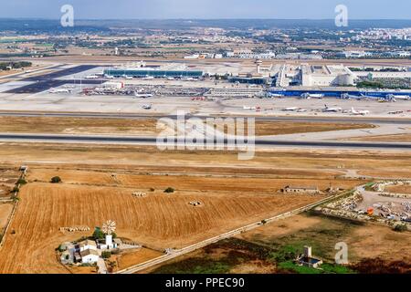 Palma de Mallorca, Spagna - 21 Luglio 2018: Foto aerea dell'aeroporto di Palma de Mallorca in Spagna. | Utilizzo di tutto il mondo Foto Stock