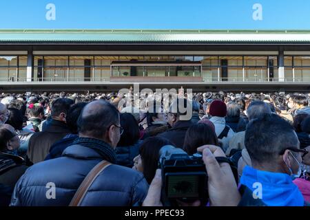 Giappone: la folla in attesa di fronte alla Tokyo Imperial Palace per l'ultimo discorso di compleanno del Giappone del imperatore Akihito. Foto da 23. Dicembre 2017. | Utilizzo di tutto il mondo Foto Stock