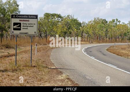 Lato strada coccodrillo segno di avvertimento, Nitmiluk National Park, il Territorio del Nord, l'Australia | Utilizzo di tutto il mondo Foto Stock