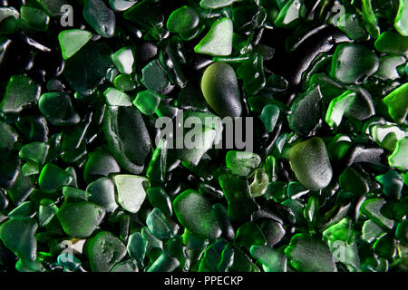 Pezzi di vetro levigato dal mare sullo sfondo Foto Stock