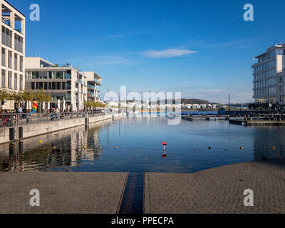 Phoenixsee in Dortmund su un bel pomeriggio di sole in autunno Foto Stock