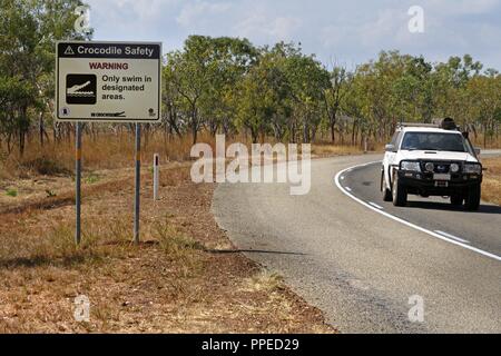 Lato strada coccodrillo segno di avvertimento, Nitmiluk National Park, il Territorio del Nord, l'Australia | Utilizzo di tutto il mondo Foto Stock