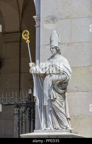 Saint Vergilius statua presso la cattedrale di Salisburgo Salzburger (Dom) in Austria Foto Stock