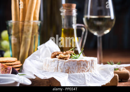 Servire formaggio camembert, festa di Natale il cibo. Foto Stock