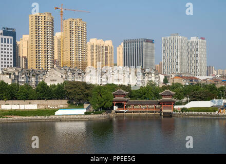 JINGZHOU :; Hubei Cina - 06 Giugno 2018: GU tian ponte a Wuhan molti area per esercitare nel parco. Questo nome è il nome specifico. Foto Stock