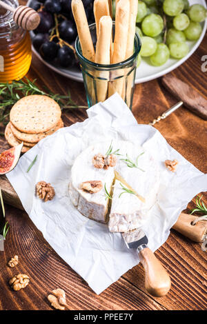 Servire formaggio camembert, festa di Natale il cibo. Foto Stock