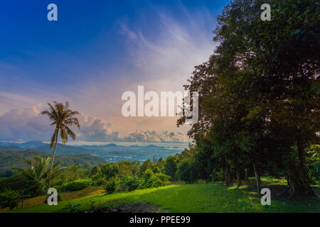 Sunrise su Phuket Big Buddha viewpoint sunrise sopra Chalong mare Foto Stock