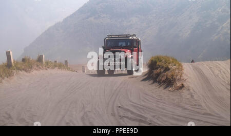 Bromo Montagna , Indonesia - 17 luglio 2018 : la jeep auto è la guida in corrispondenza della zona del Monte Bromo Surabaya Indonesia. Questa vettura è famosa per travelo Foto Stock