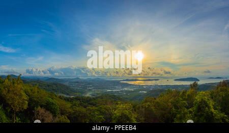 Sunrise su Phuket Big Buddha viewpoint sunrise sopra Chalong mare Foto Stock