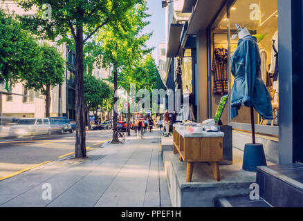 Il marciapiede della a Garosu-gil dove il luogo dell'anca di Gangnam di Seoul il ginkgo e alberato lungo la strada. Ci sono famose boutique, ristorante di fusione. Foto Stock