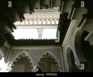 A Tordesillas. Royal Convento di Santa Chiara. Il XIV secolo. Mudejar cortile interno. Provincia di Valladolid Castiglia e Leon, Spagna. Foto Stock