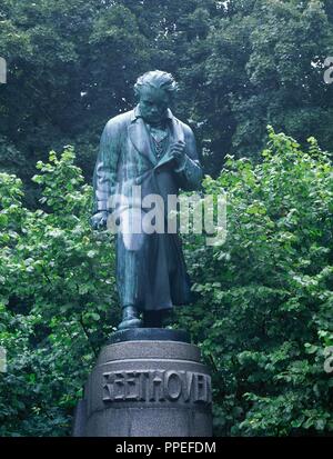 Ludwig van Beethoven (1770-1827). Compositore tedesco. Statua di Hugo Uher (1882-1945), 1929. Karlovy Vary. Repubblica ceca. Foto Stock