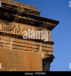 Mausoleo romano di Fabara. Ii secolo D.C. Dettaglio del entablure. Vicino Fabara, provincia di Saragozza, Aragona, Spagna. Foto Stock