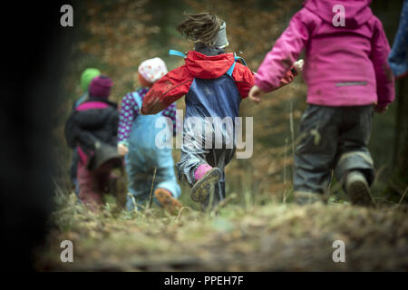 I bambini nel vivaio forestale in Holzwurm Eisenaerzt a Ruhpolding. Foto Stock