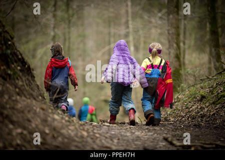 I bambini nel vivaio forestale in Holzwurm Eisenaerzt a Ruhpolding. Foto Stock