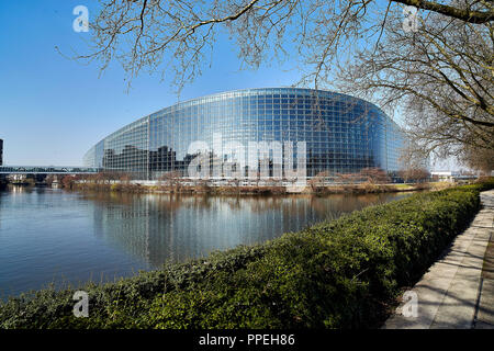 Dopo cinque anni di costruzione, i 624 deputati del Parlamento europeo si trasferisce nella nuova costruzione sulle rive del fiume Ill a Strasburgo il 20 luglio 1999. Il cuore dell'edificio è il 'dome' (aka emiciclo), una tavola di legno sala plenaria per 750 deputati con balconi per 628 spettatori. Una scala di marmo, costruito come una doppia elica, conduce alle altre 29 sale del Parlamento che può ospitare tra 350 e 60 persone. Il Parlamento europeo utilizza il palazzo di vetro per 12 settimane all'anno, mentre il resto del tempo è utilizzato dai deputati a Bruxelles. 03/16/2019 Foto Stock