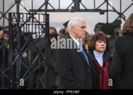 Il Vice Presidente americano Mike Pence e sua moglie Karen in occasione di una visita al memoriale del campo di concentramento di Dachau. Foto Stock
