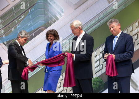 Siemens CEO Joe Kaeser, ministro degli Affari economici Ilse Aigner, Presidente Gerhard Cromme e Monaco di Baviera di Lord Mayor Dieter Reiter all apertura della sede Siemens a Wittelsbacher Platz a Monaco di Baviera. Foto Stock