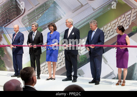 Siemens CEO Joe Kaeser, ministro degli Affari economici Ilse Aigner, Presidente Gerhard Cromme e Monaco di Baviera di Lord Mayor Dieter Reiter all apertura della sede Siemens a Wittelsbacher Platz a Monaco di Baviera. Foto Stock