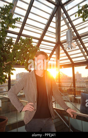 Jens Muehlhaus, CEO di Green City Energy AG, raffigurato in sky lounge dell'ufficio di Città verde nella ex post office building in Arnulfstrasse a Monaco di Baviera. Foto Stock