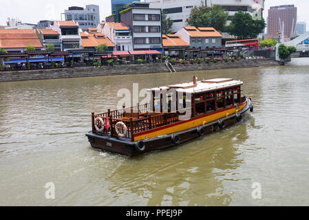 La bella Boat Quay alloggiamento ristoranti con Taxi passeggeri barca sul Fiume Singapore South Bank Singapore Foto Stock