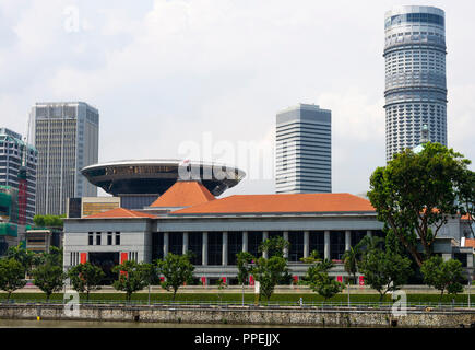 Parlamento con la Corte Suprema Swissotel Stamford Court and Peninsula Plaza and Excelsior Hotels nel centro di Singapore Asia Foto Stock