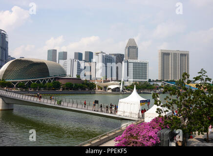 Esplanade Theatre on the Bay con Esplanade Bridge vari hotel di Singapore e ingresso al Grand Prix di Formula uno, porta 6 Repubblica di Singapore Asia Foto Stock