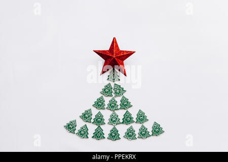 Idea creativa in stile minimalista per Natale o Capodanno temi. Albero di Natale da altre piccole casette di legno di alberi di Natale e una stella sulla parte superiore. Concetto celebrativo. Foto Stock