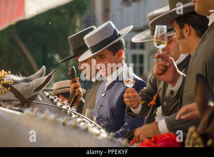 Alcuni giovani cavalieri spagnoli in un bar, bere sherry, indossando cappelli spagnolo, nel corso annuale di equitazione evento. Fuengirola, Andalusia. Foto Stock