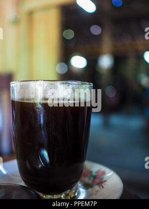 Tradisional indonesiano nero caffè Foto Stock