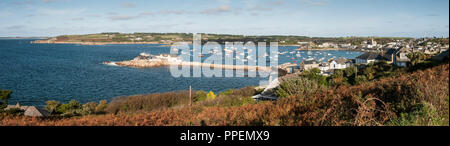 Intorno alle Isole di Scilly - Vista panoramica del porto di Hugh Town, St Mary's. Foto Stock