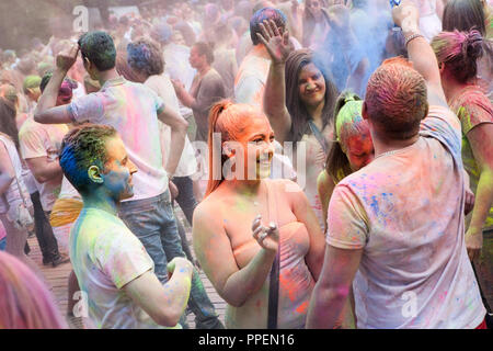 I partecipanti durante la battaglia di colore all'Indian Holi festival in il Westpark Monaco di Baviera. Foto Stock