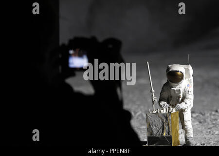 I visitatori di fronte ad un caso di visualizzazione che mostra il primo atterraggio sulla luna nel dipartimento di Astronautica presso il Deutsches Museum di Monaco di Baviera. Foto Stock