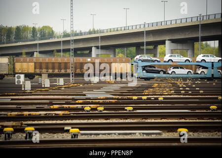 Ferrovie, nolo auto e ponte presso il cantiere di smistamento a Monaco Nord. Foto Stock