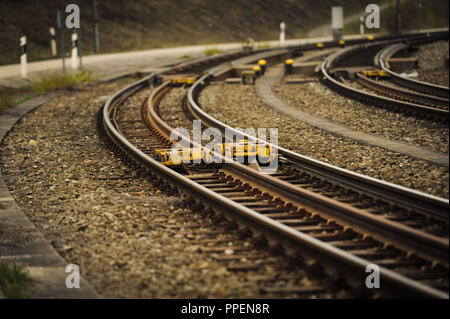 I binari ferroviari curva presso il cantiere di smistamento a Monaco Nord. Foto Stock