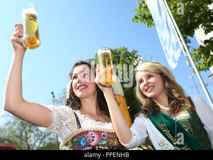 La birra bavarese e la regina Maria Krieger (sinistra) e l'Hallertau Hop Regina Obster sulla 'Day di birra bavarese', aprire la birra gratis bar presso la Bierbrunnen (birra fontana) all'angolo di Oskar von Miller anello e Briennerstrasse. Foto Stock