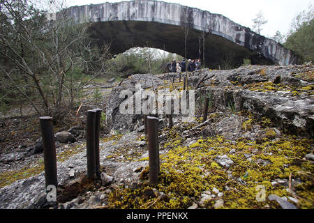 Memorial presso l'ex campo di concentramento Muehldorf subcamp. La foto mostra i resti dell'armor bunker, originalmente 400m lungo corridoio complesso in Muhldorfer Hart, costruito dal campo di concentramento i prigionieri. Foto Stock