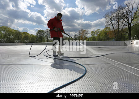 Ultima manutenzione e lavori di pulizia prima di iniziare la piscina esterna stagionale al Schyrenbad urbano. La vasca da bagno in Giesing si apre il 1 maggio. Foto Stock